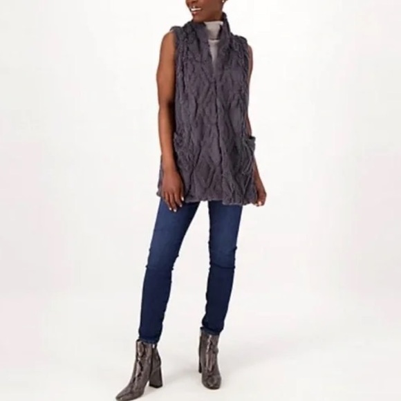 Like New Koolaburra by UGG Embossed Sherpa Fleece Vest Blackened Pearl, Size XL - Picture 3 of 10